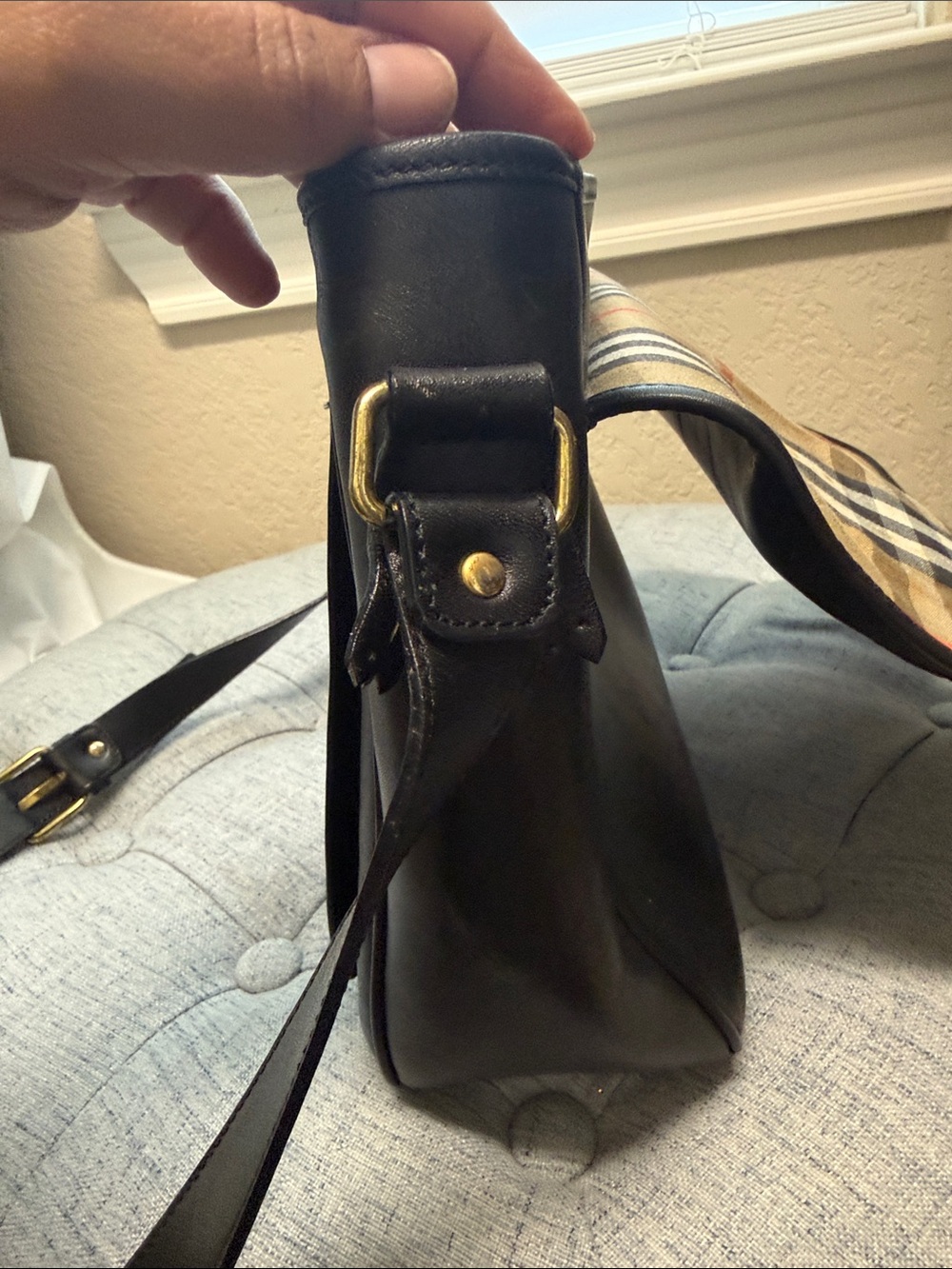 Burberrys Classic Black Leather Bag with Embossed Crest - Picture 8 of 13